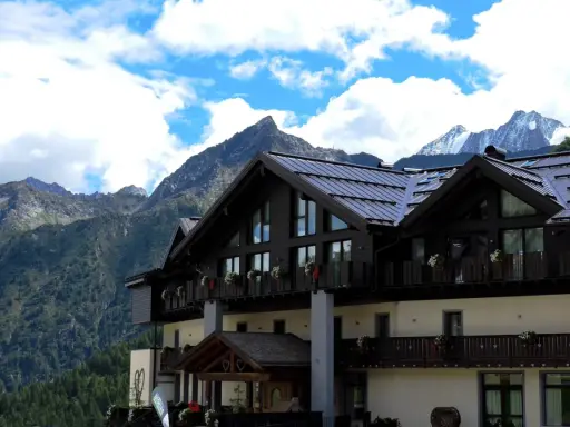 Agriturismi in Trentino Alto Adige per famiglie: un rifugio alpino con vista sulle montagne, ideale per vacanze indimenticabili.
