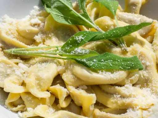 Casoncelli alla bergamasca, un piatto tipico bergamasco, conditi con burro fuso, salvia e abbondante grana.
