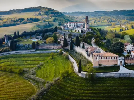 Castello di Conegliano, un gioiello tra le colline del Prosecco cosa vedere. Vigneti verdi e architettura storica si fondono in un paesaggio incantevole.
