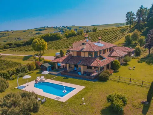 La tenuta Quvestra, immersa tra dolci colline e vigneti, offre una villa con piscina e un panorama mozzafiato.