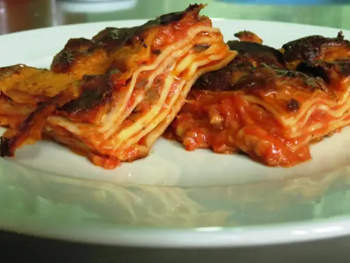 Lasagne al forno, un classico da provare per scoprire cosa mangiare nelle Marche. Gusto e tradizione in un piatto.