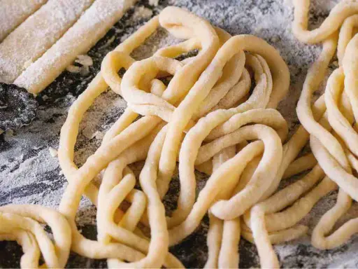 Pici toscani freschi, pasta fatta a mano pronta per essere cucinata.