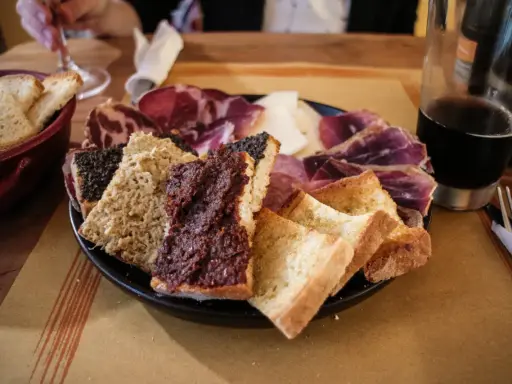 Tagliere con salumi, formaggi e bruschette, un assaggio dei piatti tipici umbri.