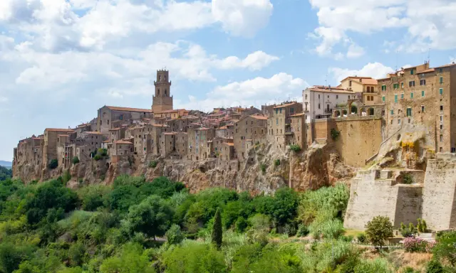 Un suggestivo tour della Maremma: Pitigliano, la "Piccola Gerusalemme", arroccata su una rupe tufacea, domina il paesaggio verdeggiante.