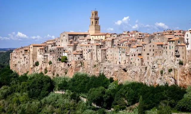 Pitigliano, la "Piccola Gerusalemme", arroccata su uno sperone di tufo. Ecco cosa vedere a Pitigliano in mezza giornata: un borgo medievale incantevole.