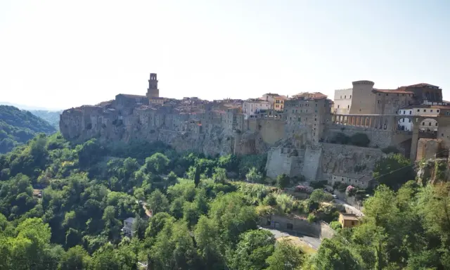 Pitigliano, la "Piccola Gerusalemme", domina la valle. Un gioiello per i tuoi itinerari Maremma, arroccato su tufo.