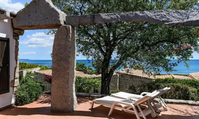 Terrazza con lettini e vista mare, un angolo di pace negli agriturismi in Sardegna.