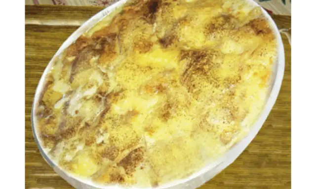 Piatto tipico valdostano: una torta dorata e spolverata di cannella, pronta per essere gustata.