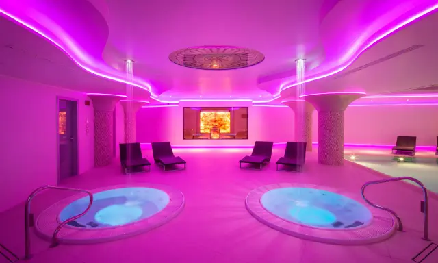 Jacuzzi luminosi e lettini relax in un'oasi di benessere. Un'esperienza da sogno per una spa per bambini in Umbria.