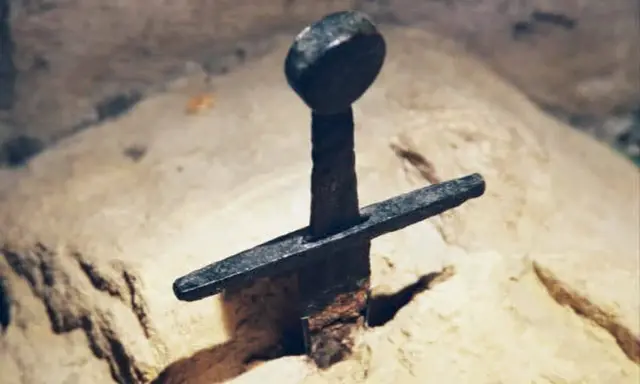 La leggendaria spada nella roccia, simbolo di un antico re.