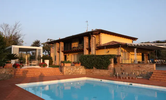 Un casale con piscina e giardino, ideale per vacanze in fattoria. Relax e natura ti aspettano in questo angolo di paradiso.