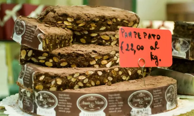 Panpepato, dolce tradizionale con frutta candita e mandorle, un'origine ricca di sapori. Prezzo €22,00 al kg.