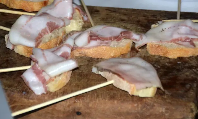 Bruschette con lardo di Colonnata, un modo delizioso per gustare questo salume.