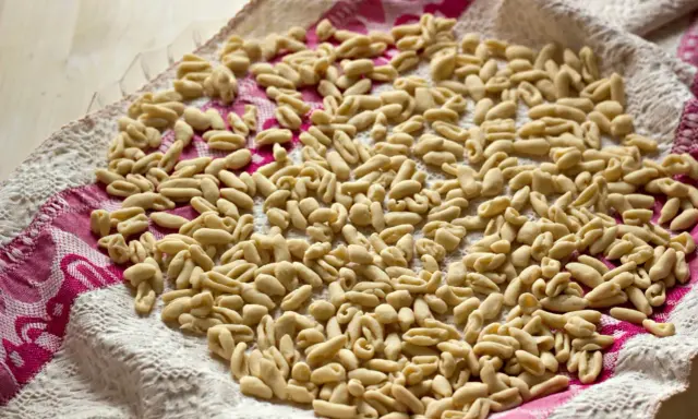 Pasta fresca fatta in casa, pronta per diventare uno dei piatti tipici molisani.