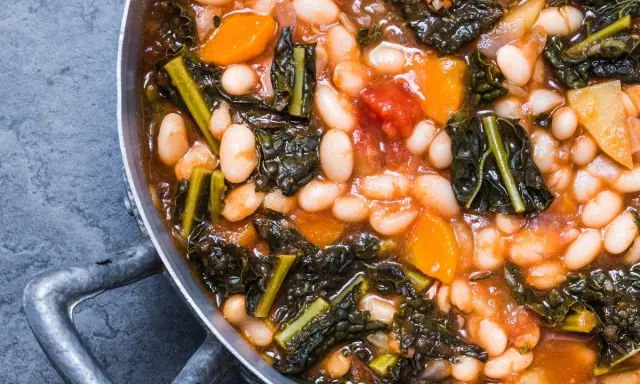 Un saporito stufato di fagioli, cavolo nero e zucca, un classico esempio di cosa mangiare in Toscana.