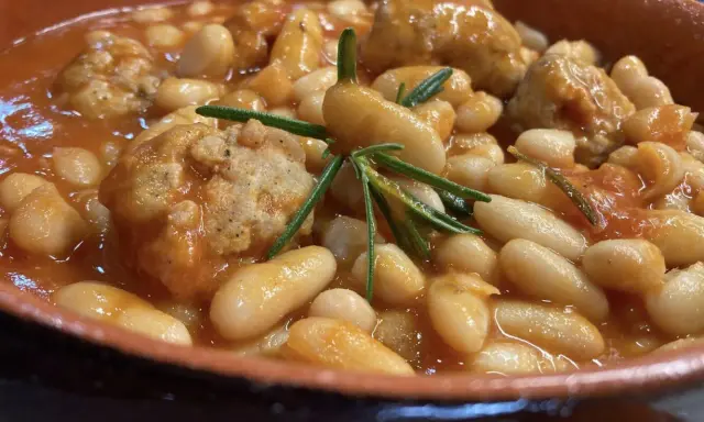 Fagioli all'uccelletto in umido con polpettine e rosmarino. Forse si chiamano così perché ricordano un piatto rustico, semplice e saporito, come quello che mangiavano gli uccelletti.