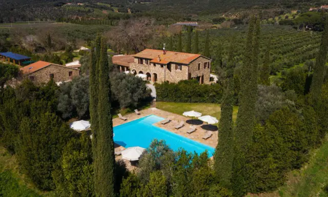 Agriturismo con piscina in Toscana, tra ulivi e cipressi. Perfetto per chi cerca dove andare in vacanza in Toscana per relax e natura.