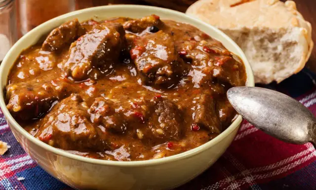 Un invitante stracotto toscano in una ciotola, pronto per essere gustato con pane fresco.