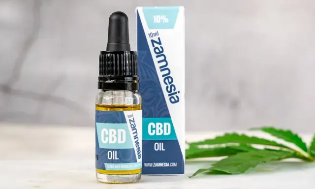 Flacone di olio nuovo CBD Zamnesia 10% con contagocce e foglia di canapa.