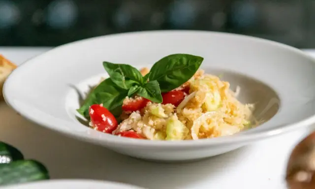 Panzanella, un classico dei piatti tipici toscani estivi, con pomodorini, cetrioli e basilico fresco.