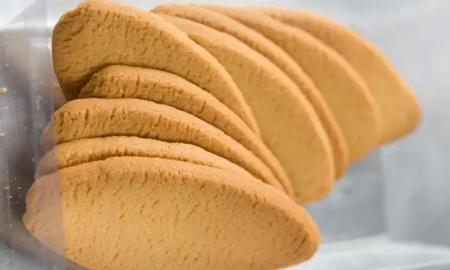 Biscotti dorati, fragranti e dalla forma allungata, un classico tra i dolci tipici di Pavia, pronti per essere gustati.