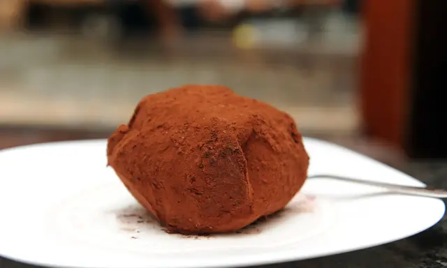 Un tartufo al cacao, un dolce da provare per scoprire cosa mangiare in Calabria.