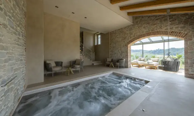 Jacuzzi interno con vista panoramica, ideale per una spa per bambini in Piemonte. Relax e divertimento assicurati tra le colline.