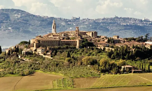 Pienza, gioiello rinascimentale, domina la Val d'Orcia. Tra i suoi vicoli e palazzi, scopri cosa vedere in questo borgo incantevole.