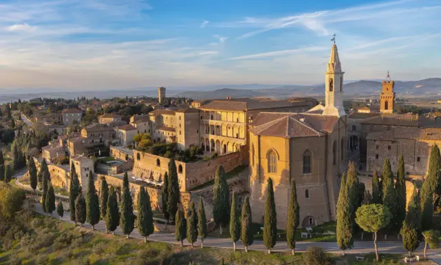 Pienza, gioiello rinascimentale, svela la sua storia tra palazzi e cipressi al tramonto.