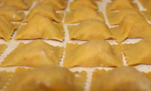 Tortelli di patate del Mugello, pronti per essere cucinati. Un primo piatto tipico toscano.