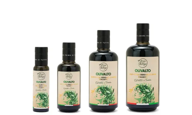 Quattro bottiglie di olio EVO, olio extra vergine di oliva italiano, di diverse dimensioni. Il marchio è "Evo del Borgo".