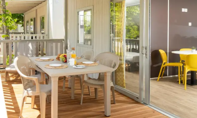 Tavolo apparecchiato su un patio in legno, ideale per chi cerca hotel che accettano cani in Toscana.