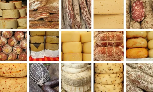 Selezione di formaggi e salumi, un tripudio di prodotti tipici toscani.