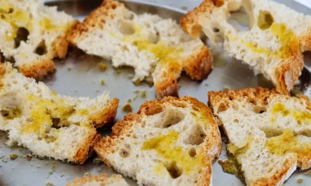 Fettunta cos'è? Fette di pane tostato condite con olio d'oliva, un classico antipasto toscano.