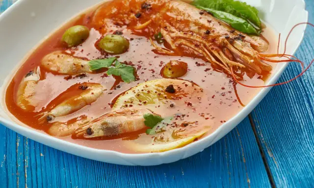 Gamberi in salsa rossa con olive e limone, un assaggio dei piatti tipici di Ancona.