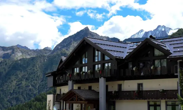 Agriturismi in Trentino Alto Adige per famiglie: un rifugio alpino con vista sulle montagne, ideale per vacanze indimenticabili.