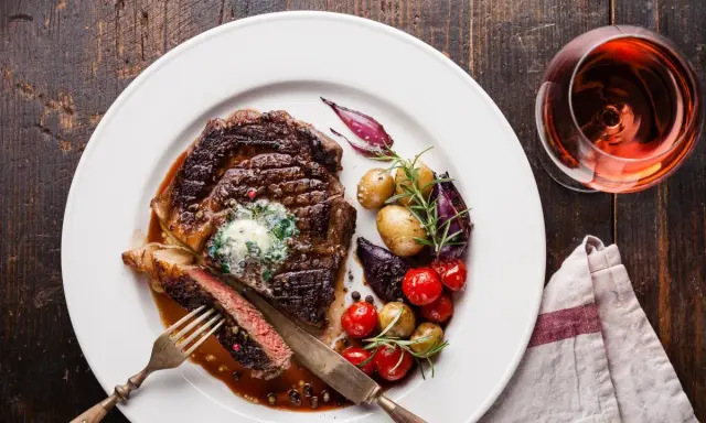 Un succulento filetto con burro alle erbe, patate novelle, pomodorini e cipolle rosse, un assaggio dei piatti tipici torinesi.