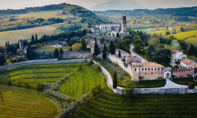 Castello di Conegliano, un gioiello tra le colline del Prosecco cosa vedere. Vigneti verdi e architettura storica si fondono in un paesaggio incantevole.