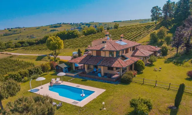 La tenuta Quvestra, immersa tra dolci colline e vigneti, offre una villa con piscina e un panorama mozzafiato.