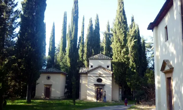 Il complesso della Gerusalemme di San Vivaldo, con le sue cappelle e i cipressi svettanti, evoca un'atmosfera di pace e spiritualità.