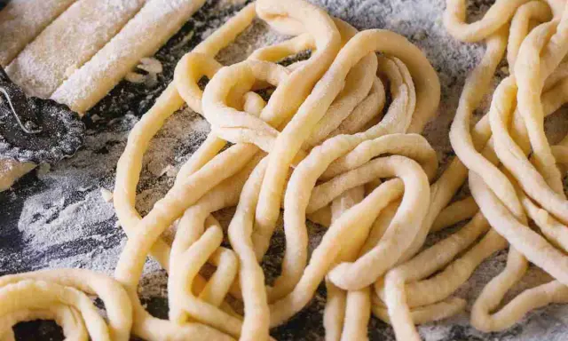 Pici toscani freschi, pasta fatta a mano pronta per essere cucinata.