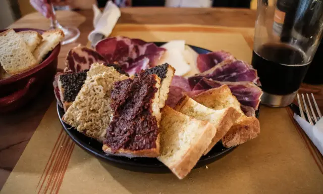 Tagliere con salumi, formaggi e bruschette, un assaggio dei piatti tipici umbri.