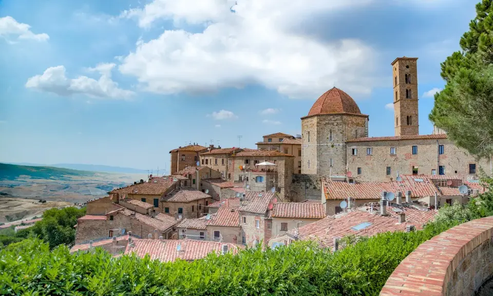 Volterra, famosa per la sua storia etrusca e medievale, si staglia su un colle toscano.