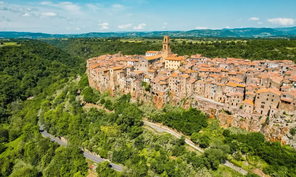 Pitigliano, la "piccola Gerusalemme", aggrappata alla rupe tufacea. Un borgo medievale da scoprire, tra vicoli e panorami mozzafiato.