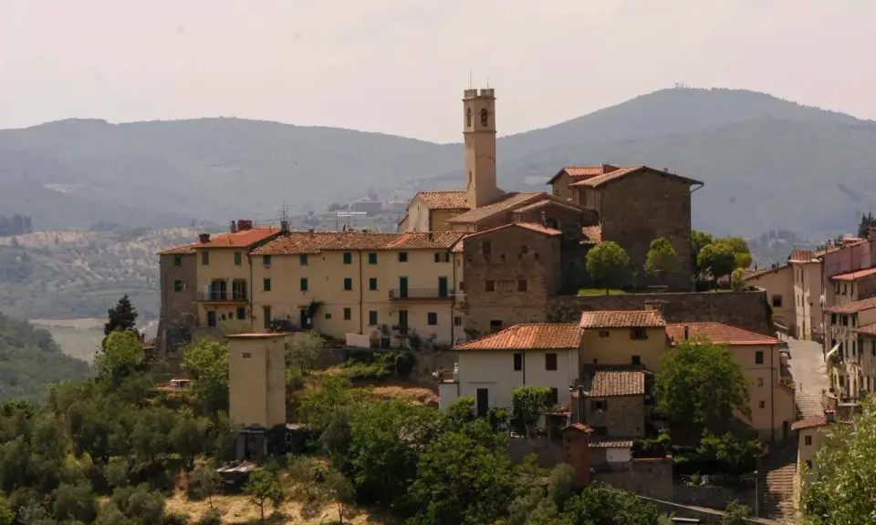 Borgo toscano con campanile, un luogo da film, dove la storia incontra la bellezza paesaggistica.