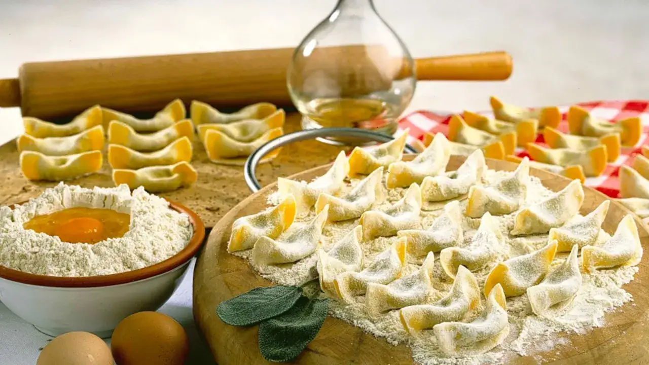 Casoncelli, un piatto tipico bergamasco, pronti per essere cucinati. Farina, uova e un mattarello preparano questa delizia.