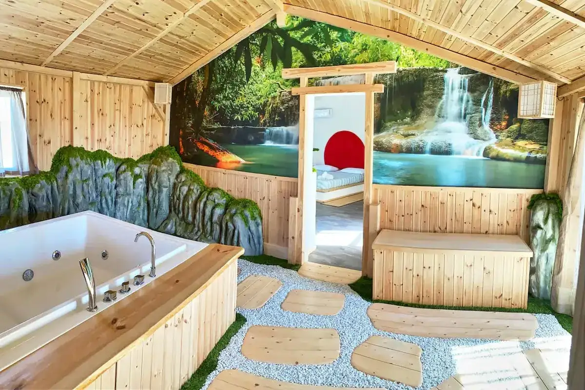 Un'oasi di relax con vasca idromassaggio e cascate, un esempio di alloggi particolari nel Lazio per un soggiorno indimenticabile.