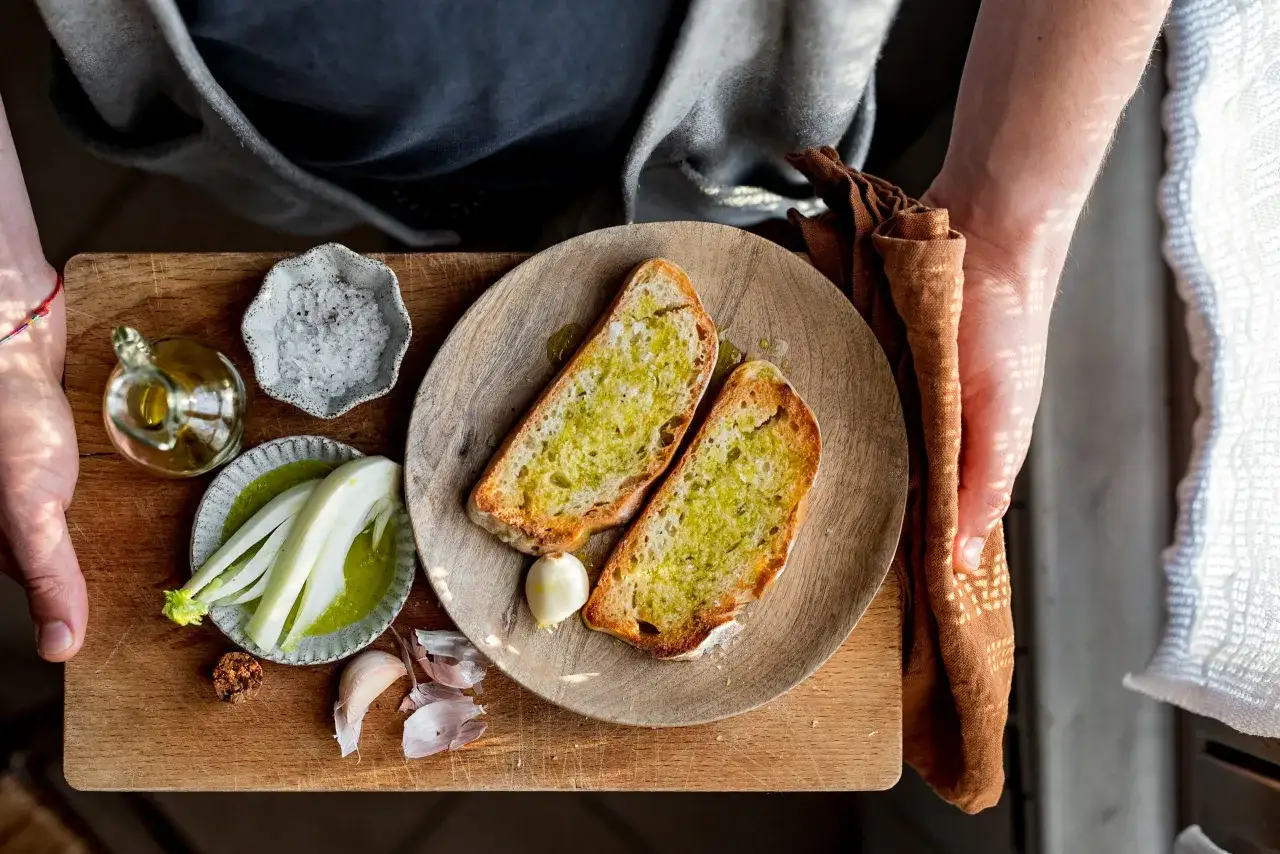 Pane tostato condito con olio nuovo, aglio e finocchio, pronto per essere gustato.