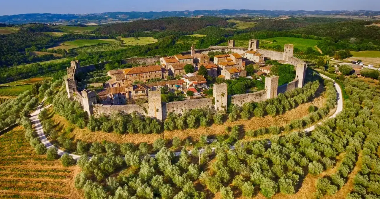 Borgo medievale fortificato, uno dei più suggestivi paesi toscani, circondato da uliveti e colline verdi.