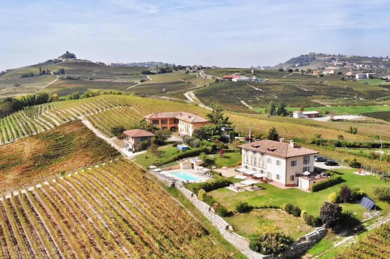 Ville e vigneti in collina, un sogno di agriturismi Piemonte con piscina e panorami mozzafiato.